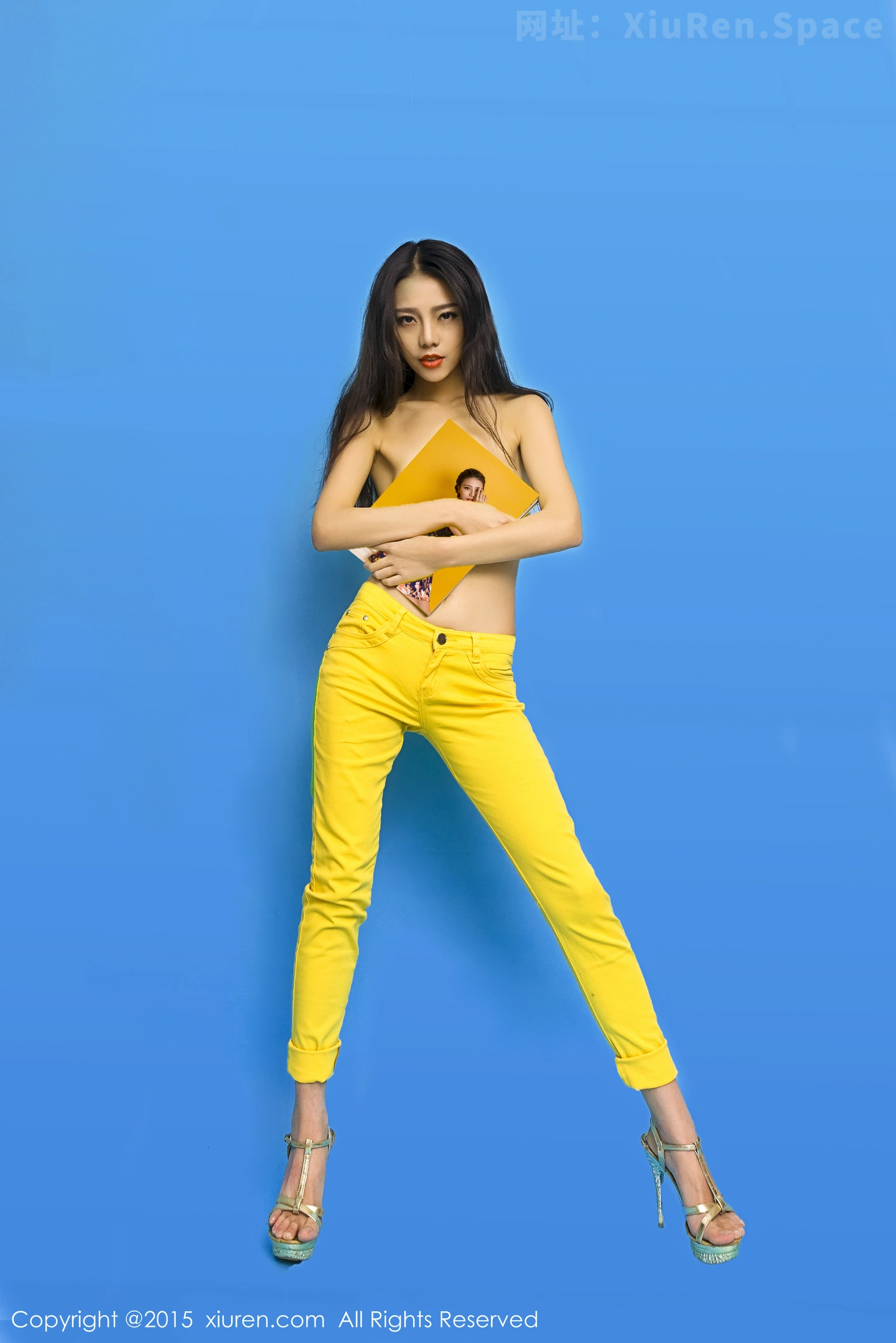 图片[4]-[XiuRen秀人网]VOL.297 性感女神HONEYAL书本挡胸半裸秀豪乳完美诱惑写真50P-秀人网官方网站